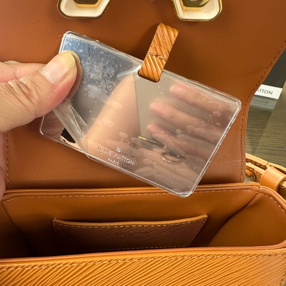 Louis Vuitton Tan Crossbody Bag with Timeless Elegance - Picture 6 of 10
